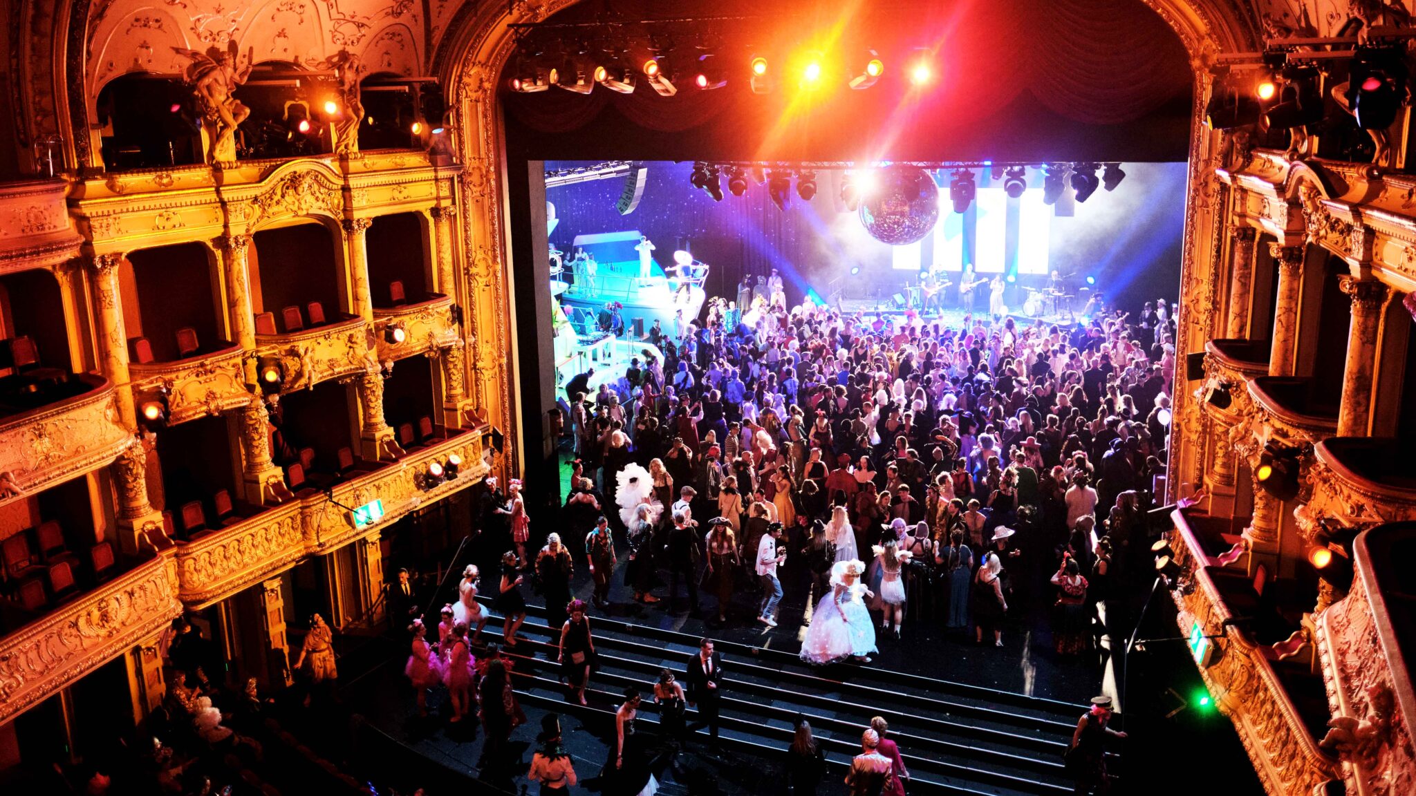 Das War Overdress Das Kost Mfest Am Opernhaus Display Magazin